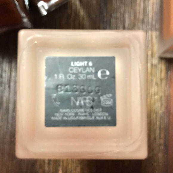 NARS All Day Luminous Weightless Foundation - Picture 4 of 5